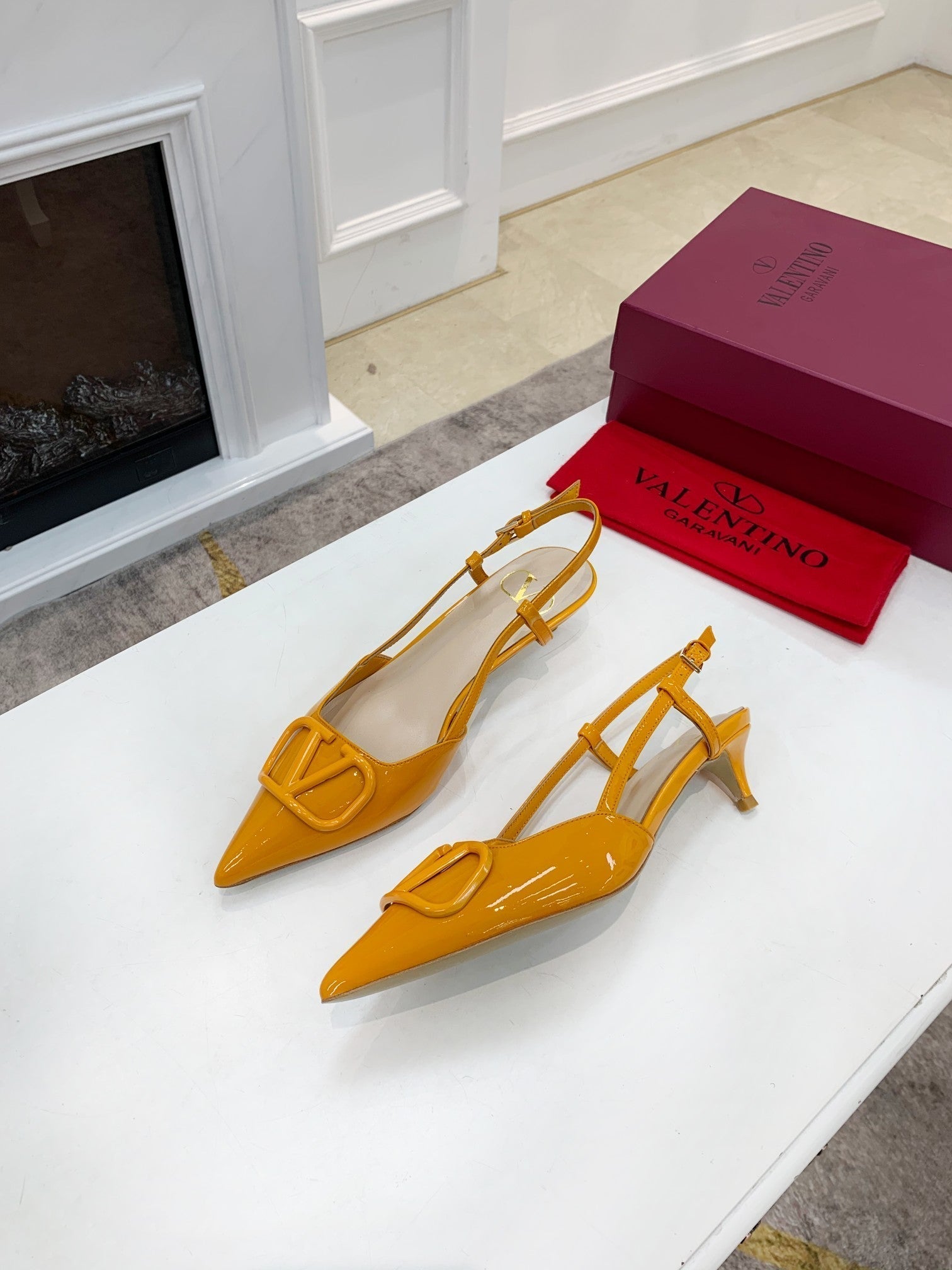 VLOGO SIGNATURE MUSTARD YELLOW PATENT LEATHER SLINGBACK PUMP