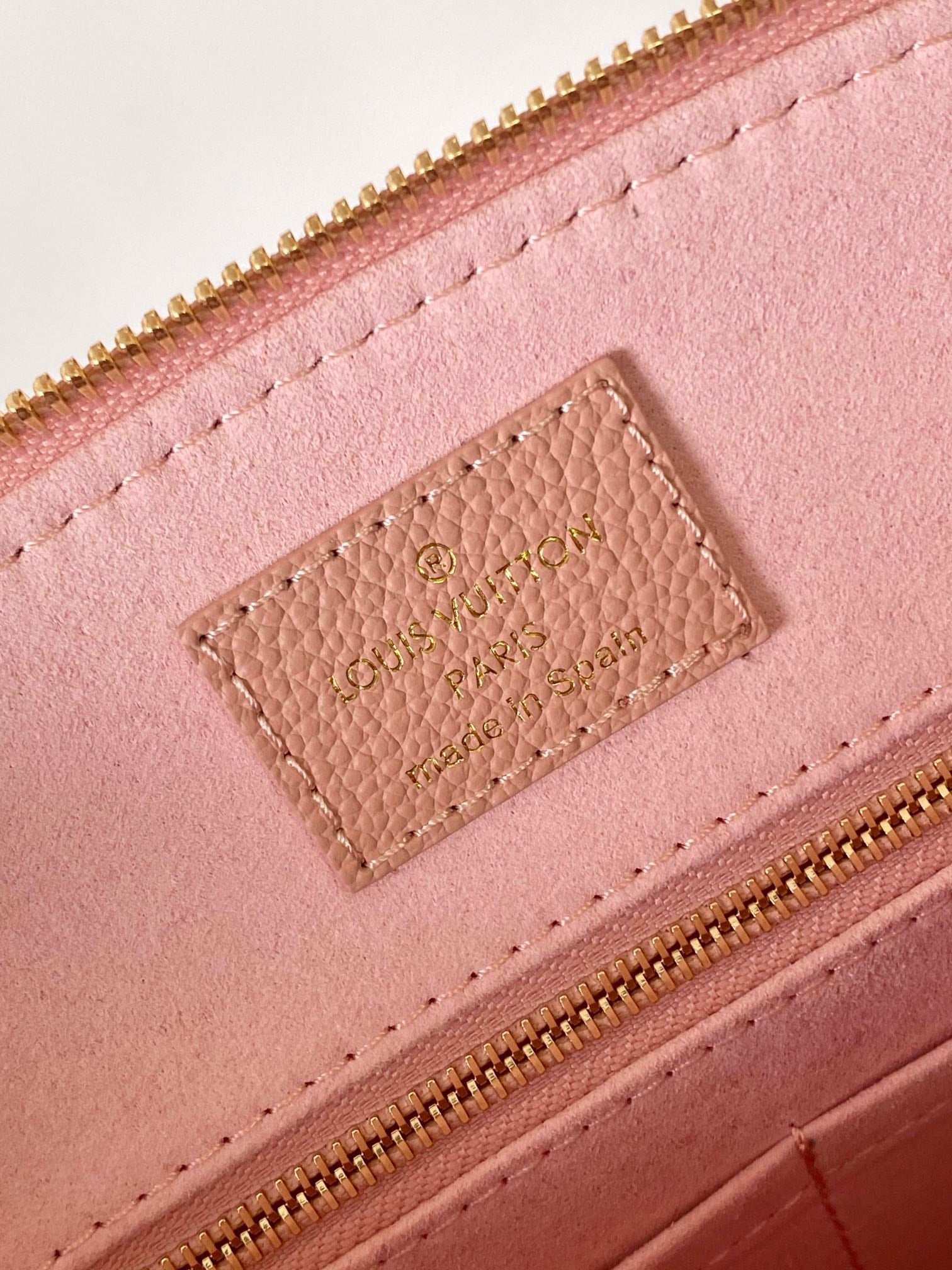 PETIT PALAIS PM LARGE SHOULDER BAG 34 IN PINK EMBOSSED COWHIDE GOLD-TONE HARDWARE