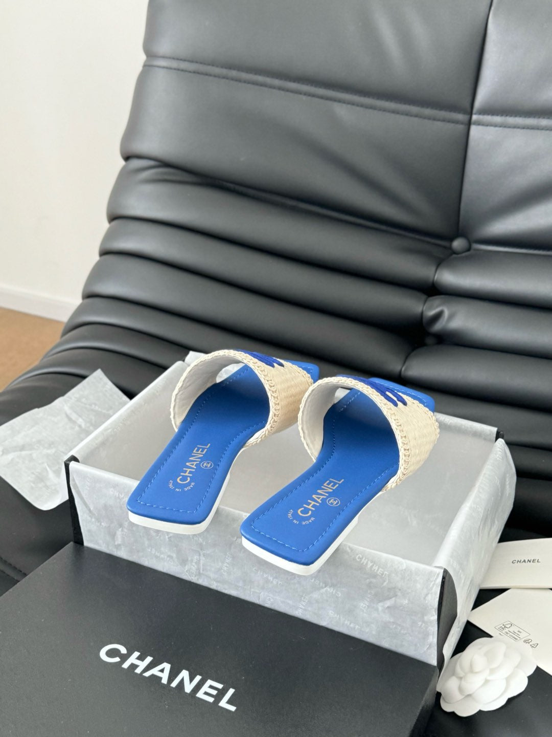 WOVEN SLIDE IN RAFFIA AND CERULEAN BLUE LAMBSKIN