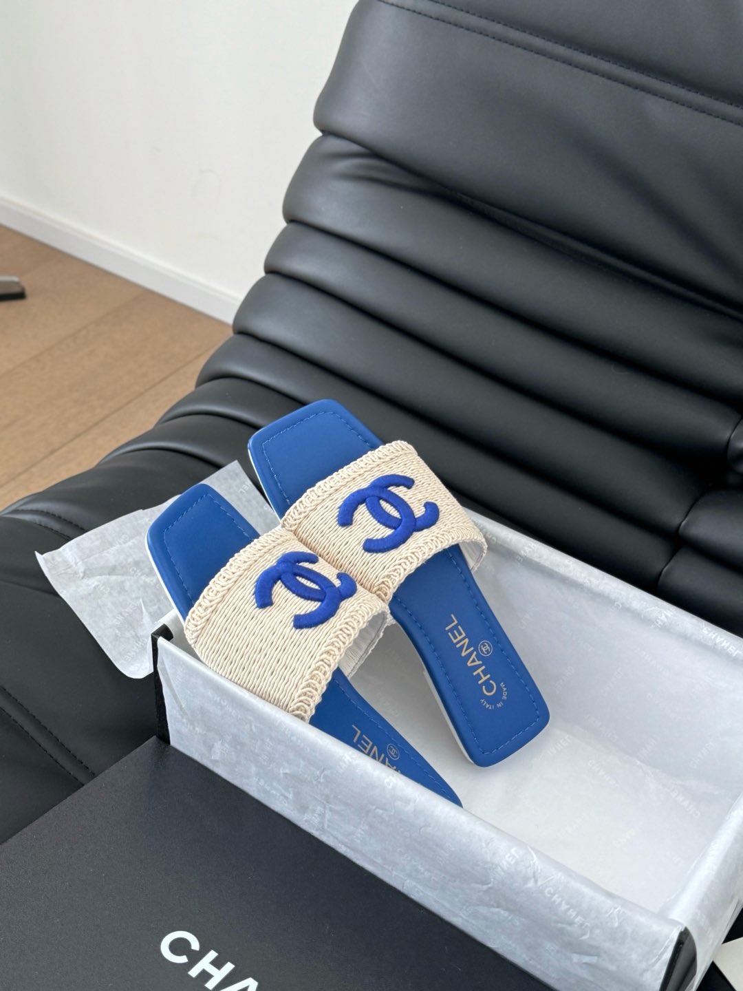 WOVEN SLIDE IN RAFFIA AND CERULEAN BLUE LAMBSKIN