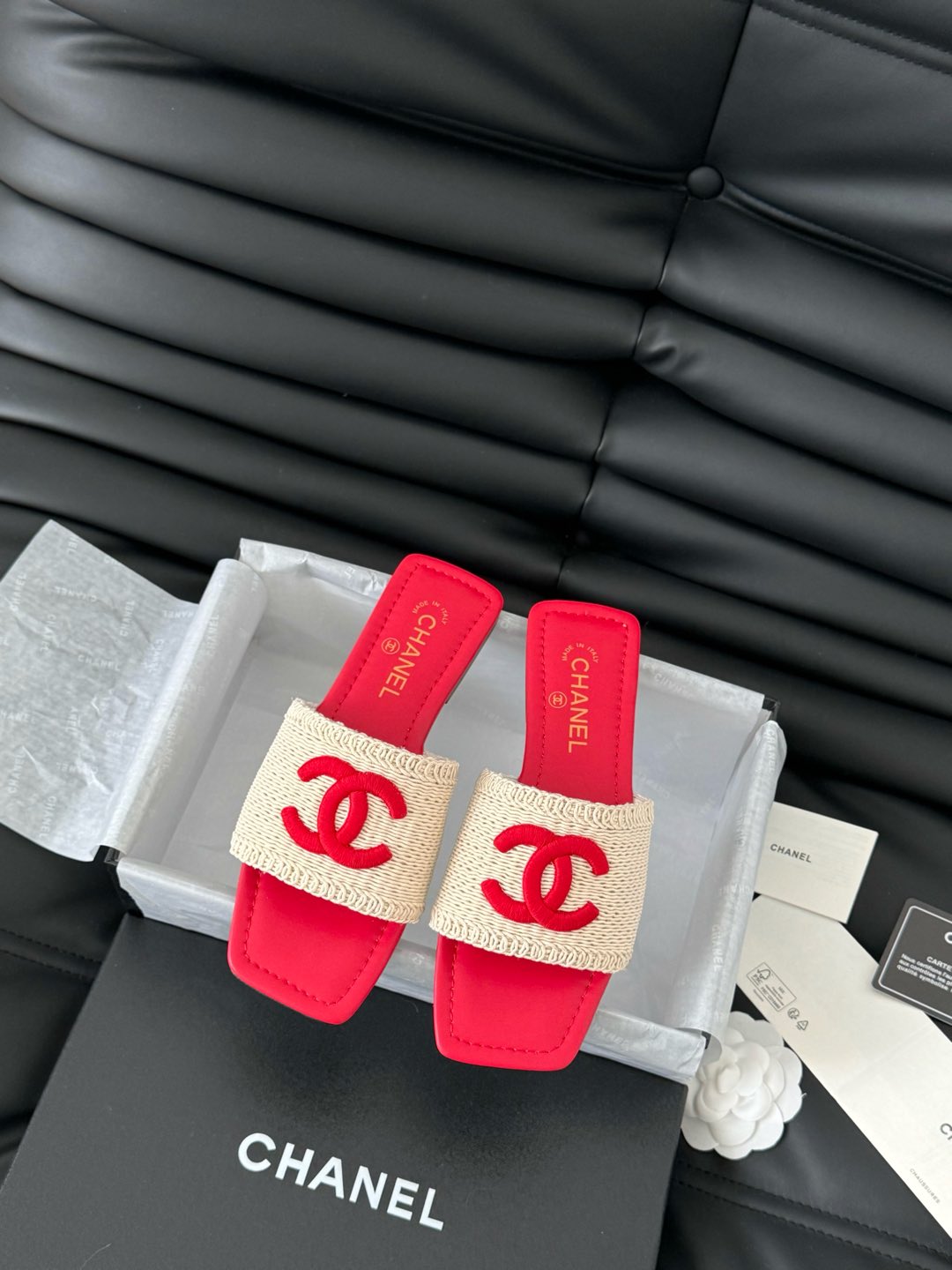 WOVEN SLIDE IN RAFFIA AND RUBY RED LAMBSKIN