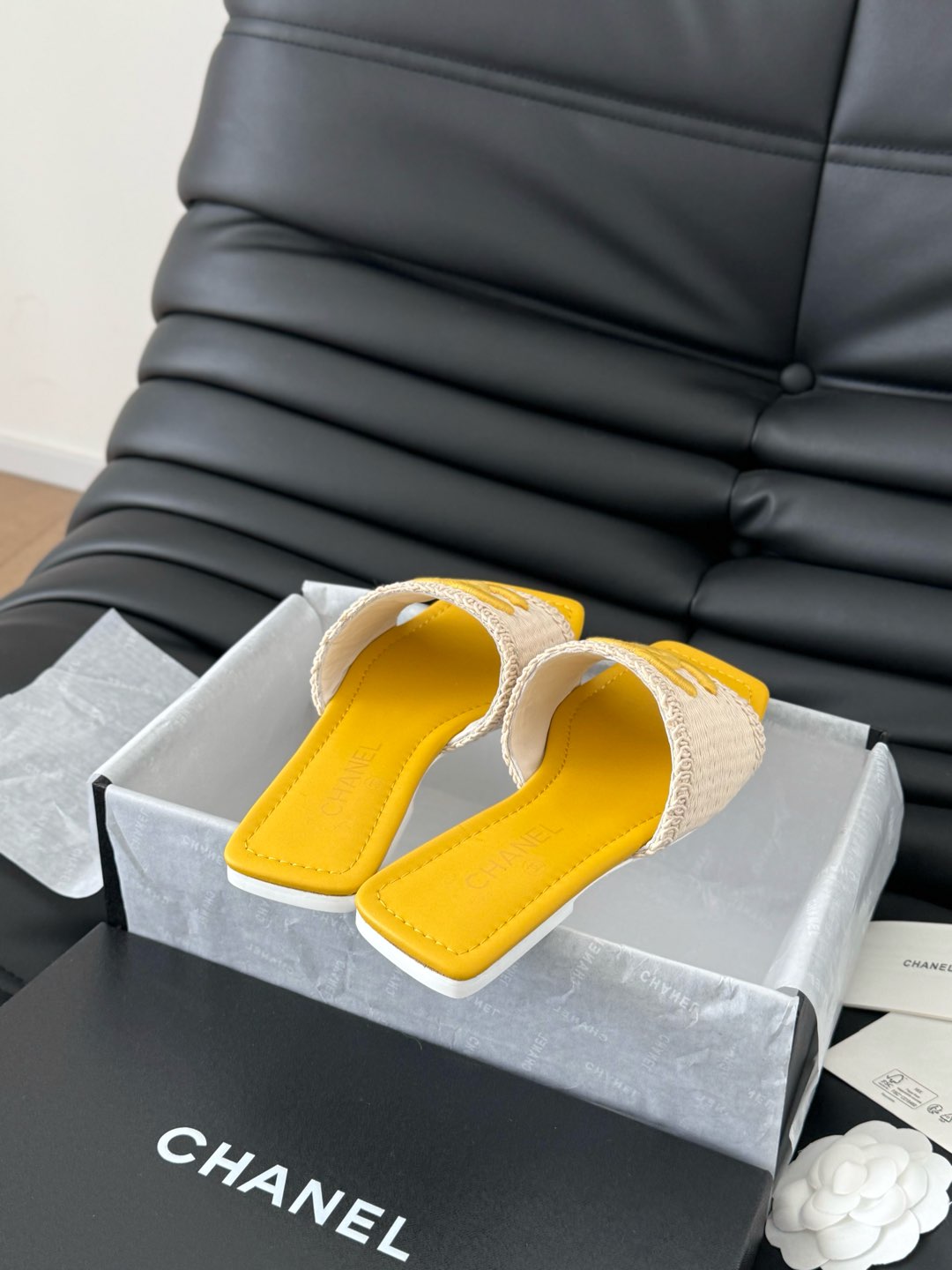 WOVEN SLIDE IN RAFFIA AND LIGHT YELLOW LAMBSKIN