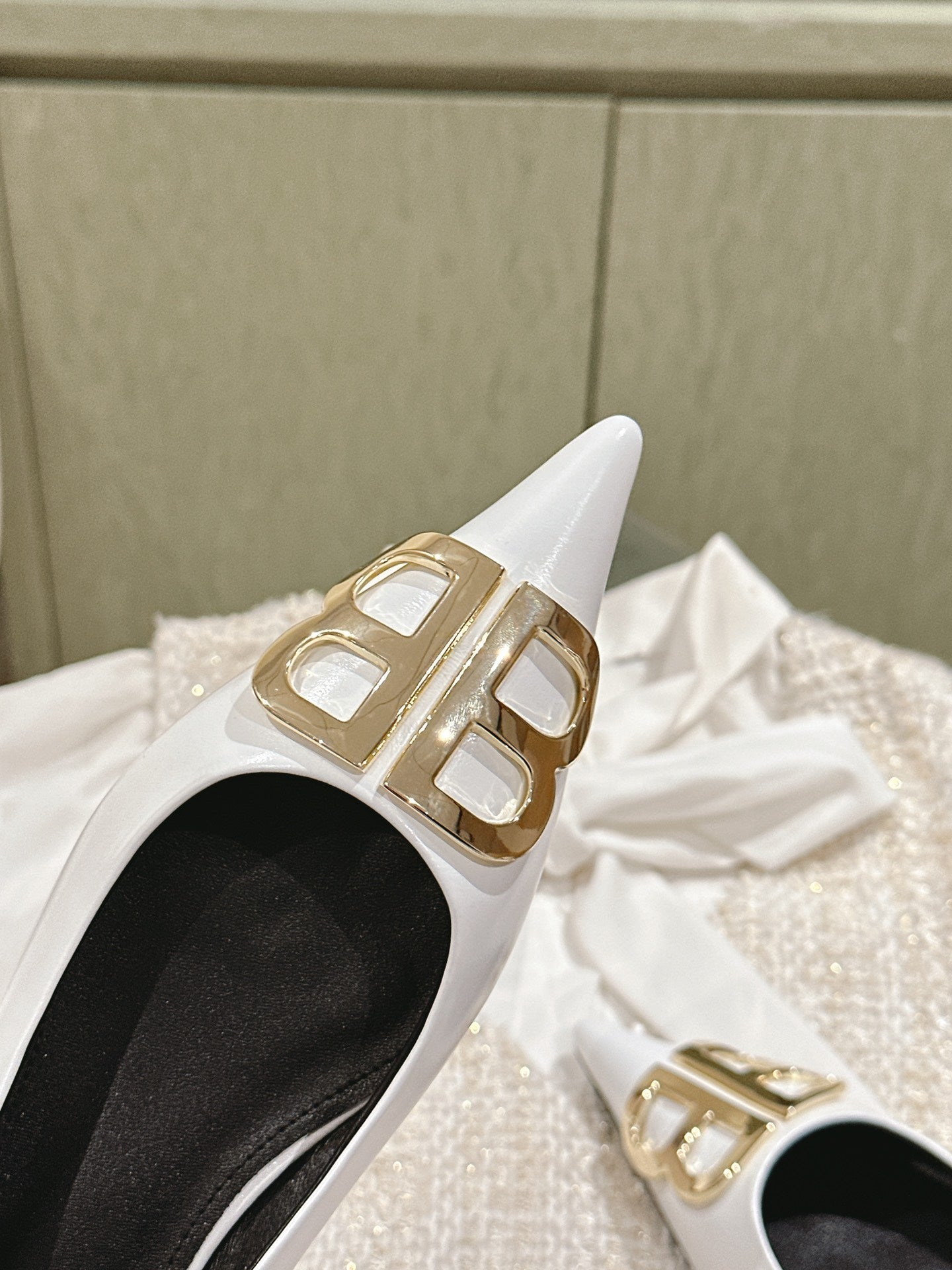 POINTED BB GOLD BUCKLE BALLET FLAT IN WHITE SHINY LAMBSKIN