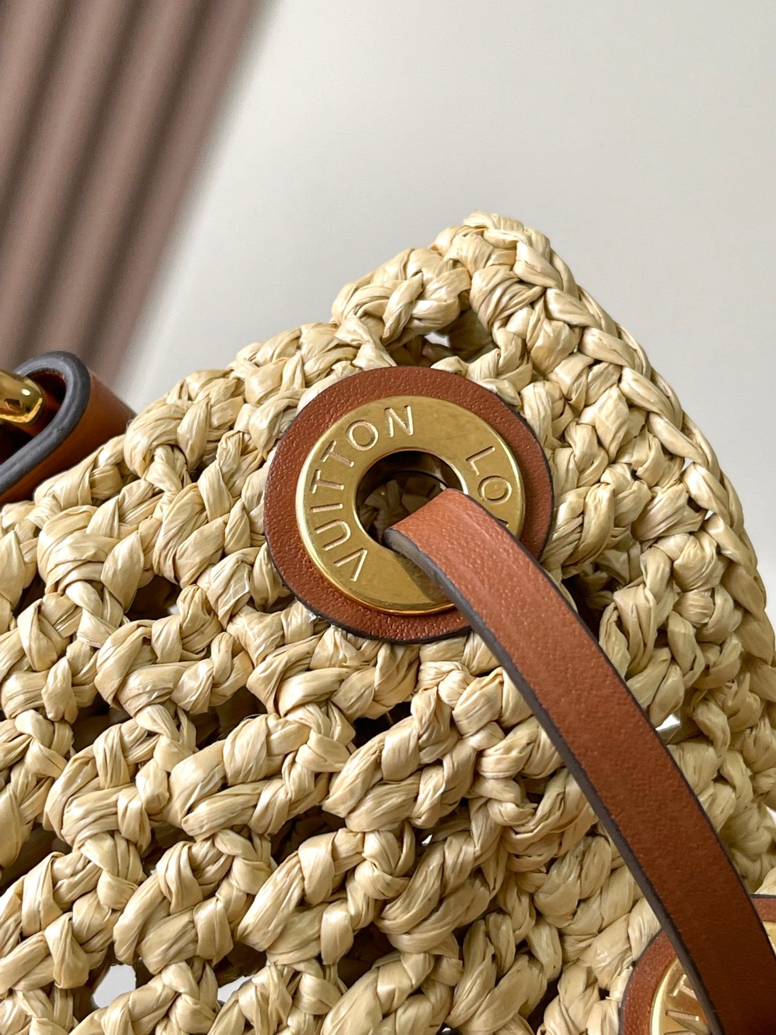 NOÉ PURSE 24 IN BEIGE CROCHETED RAFFIA AND BROWN CALFSKIN TRIM