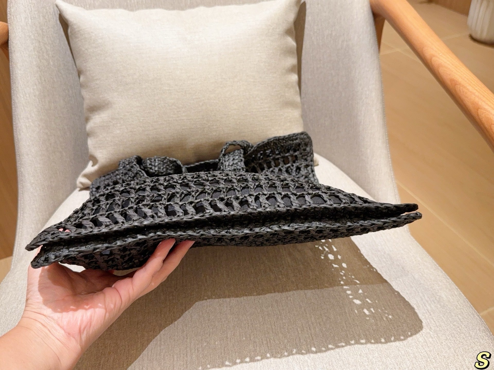 WHITE EMBROIDED LOGO TOTE BAG 39 IN BLACK WOVEN RAFFIA