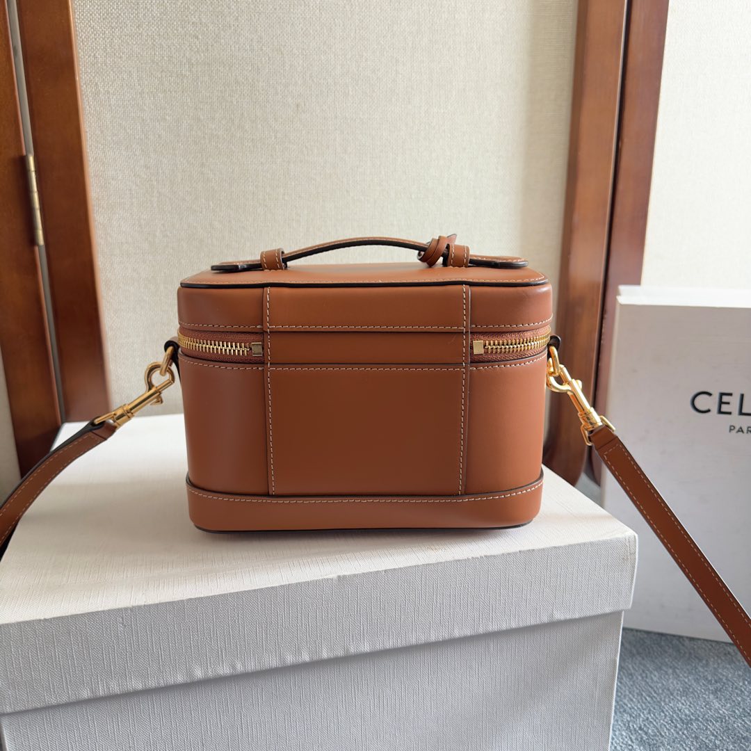 VANITY 18 IN SADDLE BROWN SMOOTH CALFSKIN GOLD HARDWARE