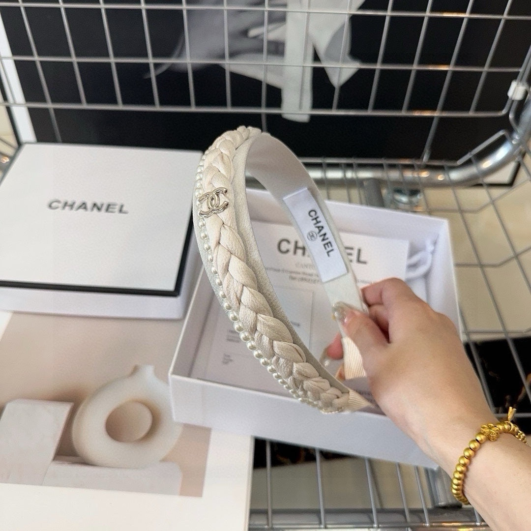 WHITE FABRIC HAIRBAND WITH PEARL CHAIN 412527