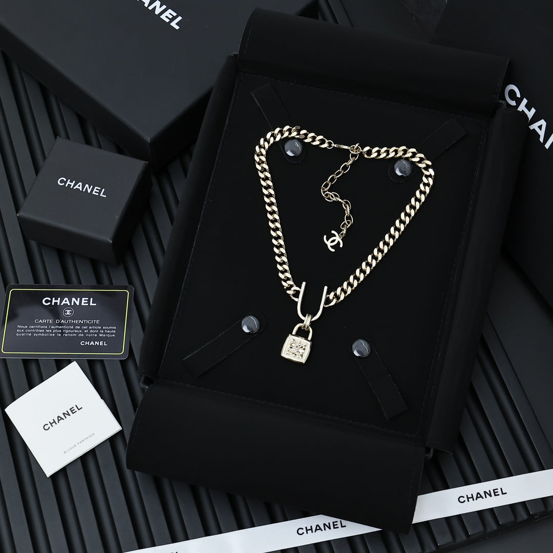 PADLOCK NECKLACE WITH DOUBLE C LOGO IN GOLD METAL