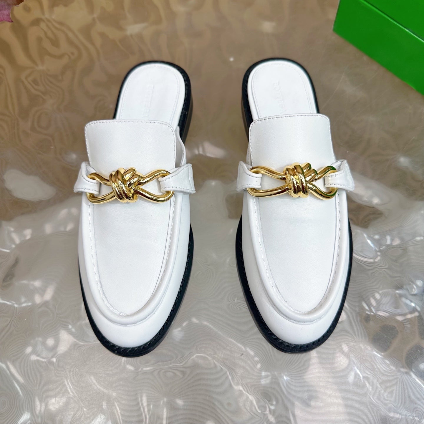 OPEN-BACK LOAFER REALISED IN WHITE SOFT CALFSKIN WITH SIGNATURE METALLIC KNOT DETAIL