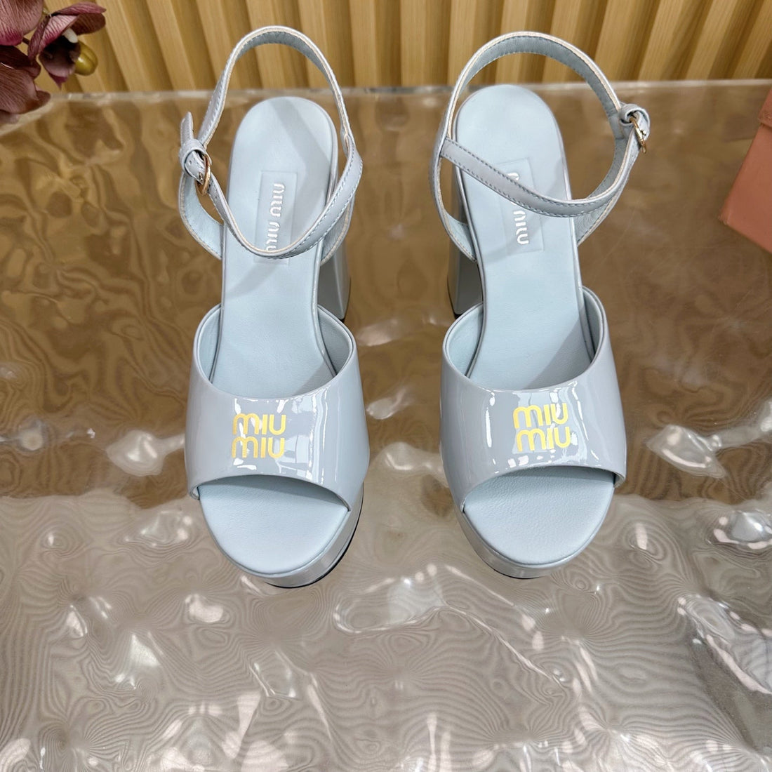 PLATFORM HEELS IN BABY BLUE PATENT CALFSKIN GOLD LOGO IN STRAP