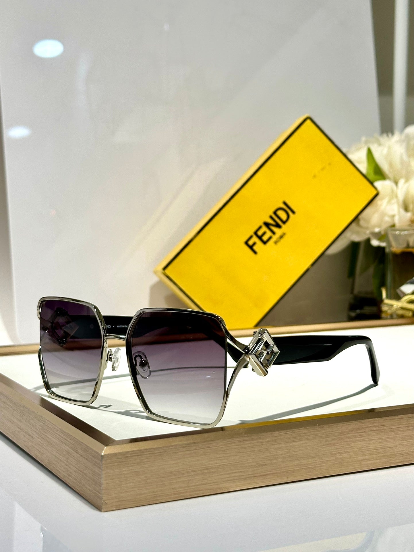 OVERSIZED FF DIAMONDS SQUARE FRAME SUNGLASSES FE40151U IN METAL