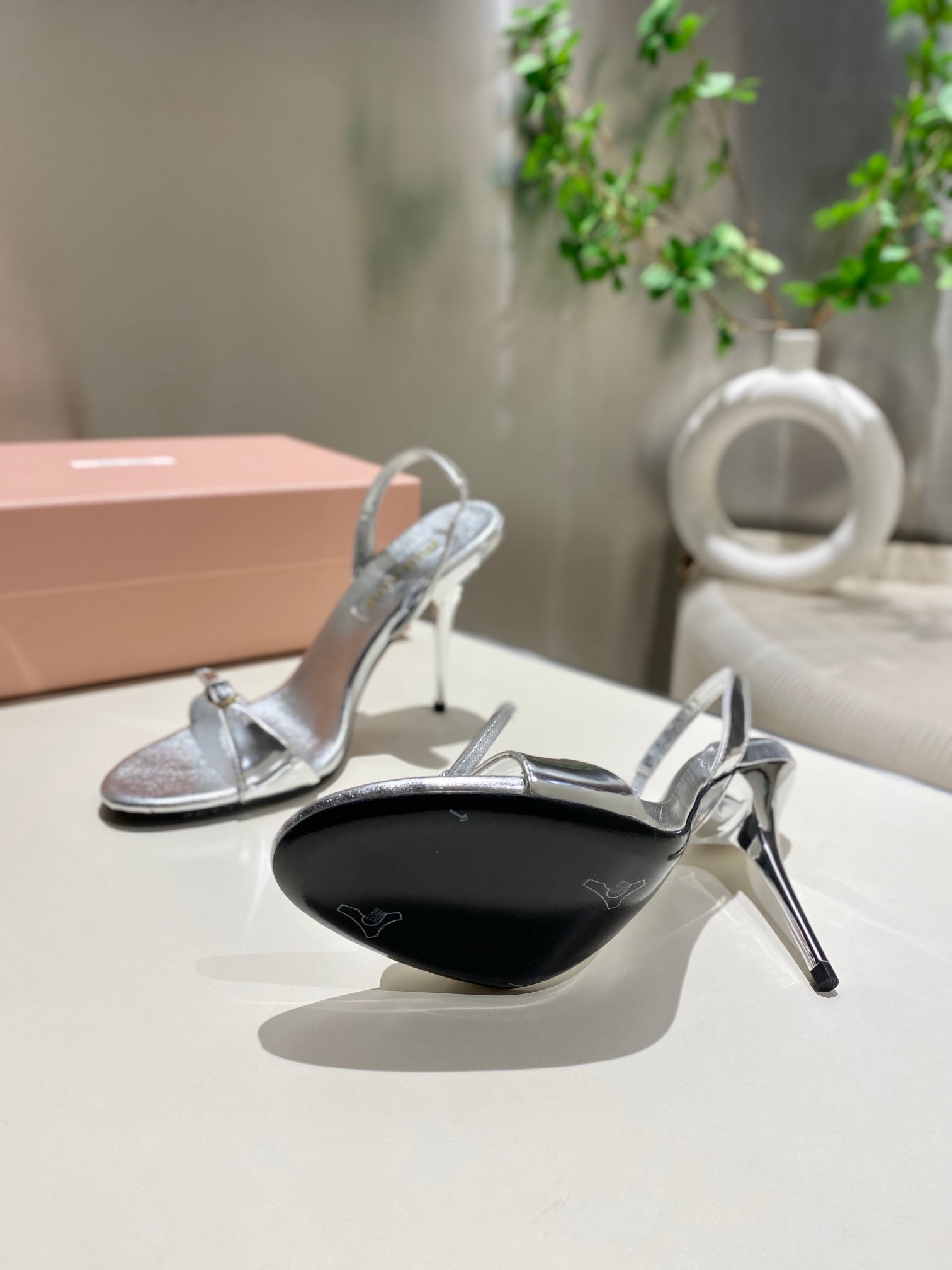 TWO STRAP HIGH HEELED SANDALS IN SILVER METALLIC GLOSSY SHEEPSKIN