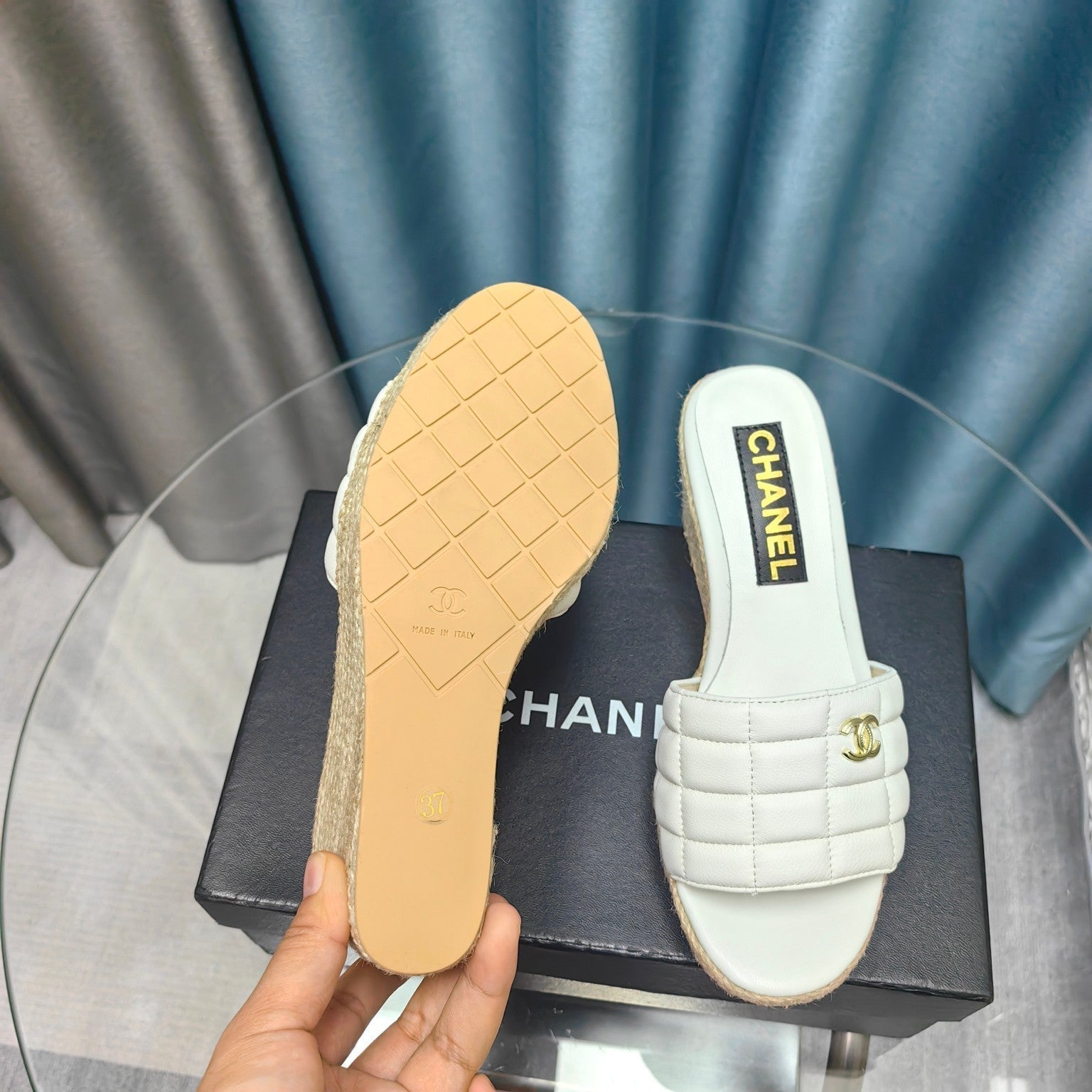 WEDGE WHITE SHEEPSKIN