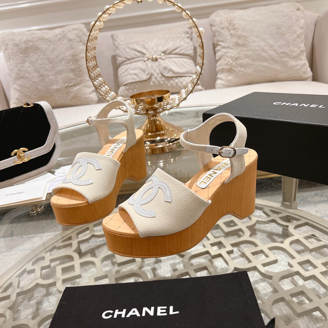 WEDGE SANDALS IN WHITE LAMBSKIN WITH LOGO