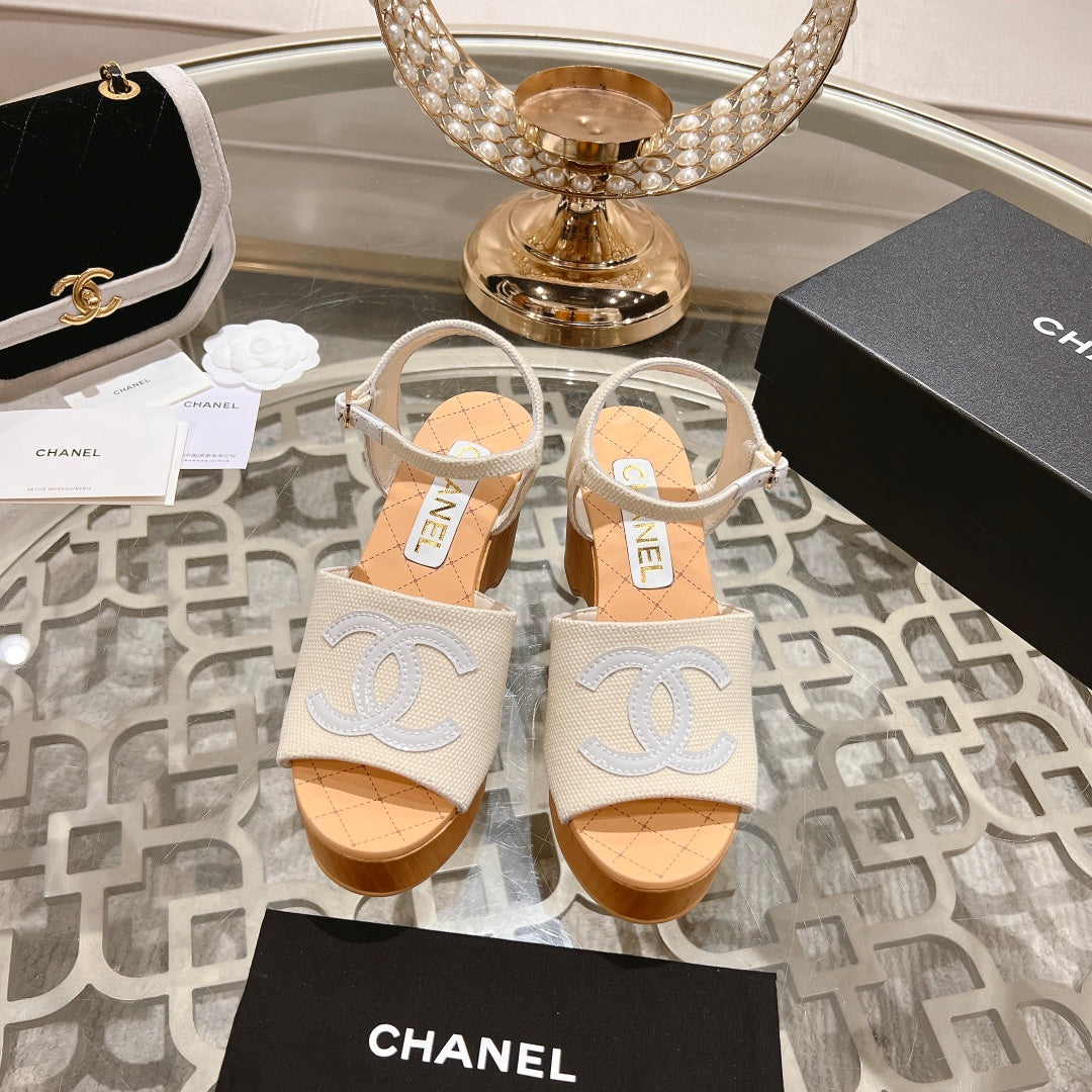 WEDGE SANDALS IN WHITE LAMBSKIN WITH LOGO