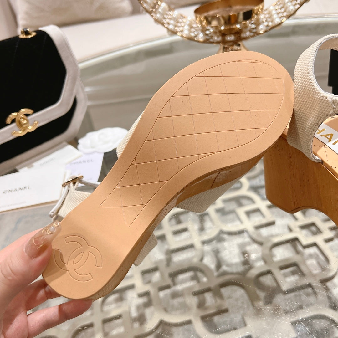 WEDGE SANDALS IN WHITE LAMBSKIN WITH LOGO