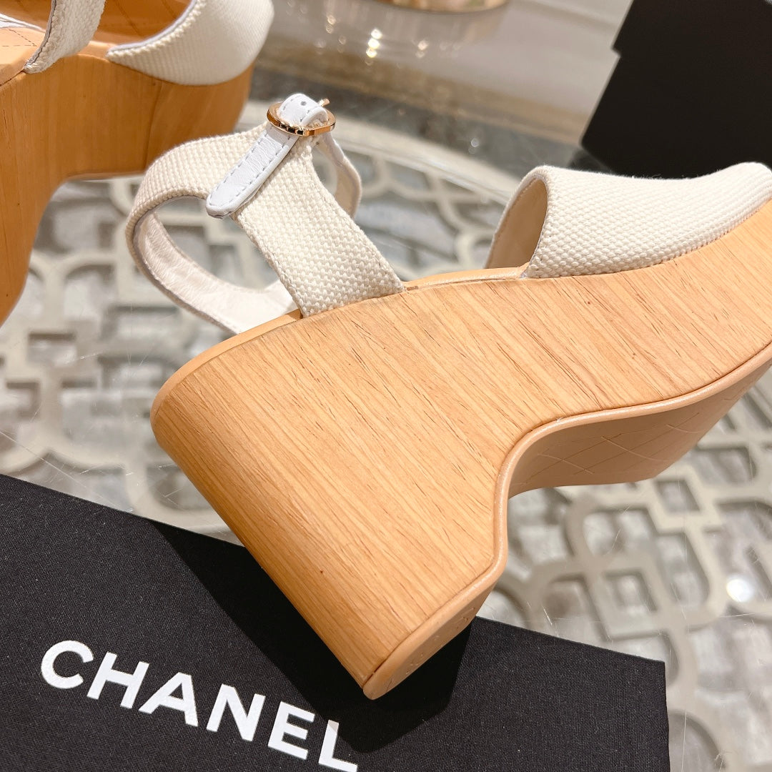 WEDGE SANDALS IN WHITE LAMBSKIN WITH LOGO