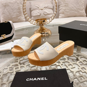 WEDGE PLATFORM IN WHITE LAMBSKIN WITH LOGO