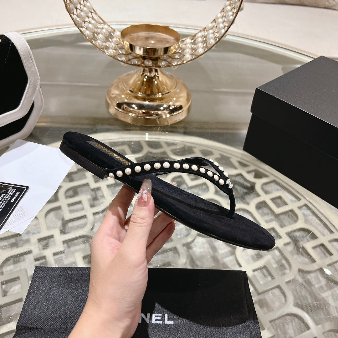 PEARL THONG SANDAL IN BLACK SUEDE