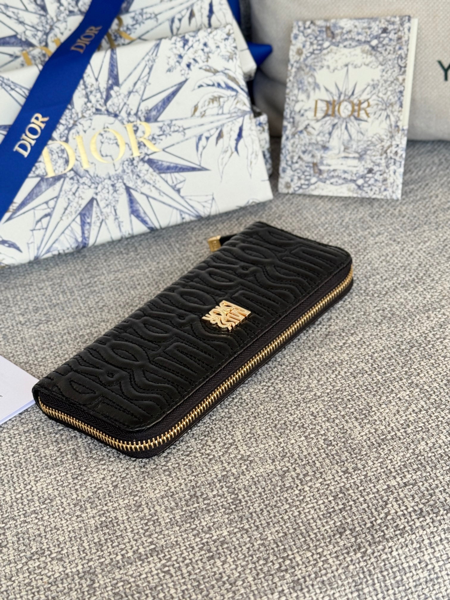 VERTICAL LONG ZIP WALLET 20 IN BLACK QUILTED ALLOVER CALFSKIN