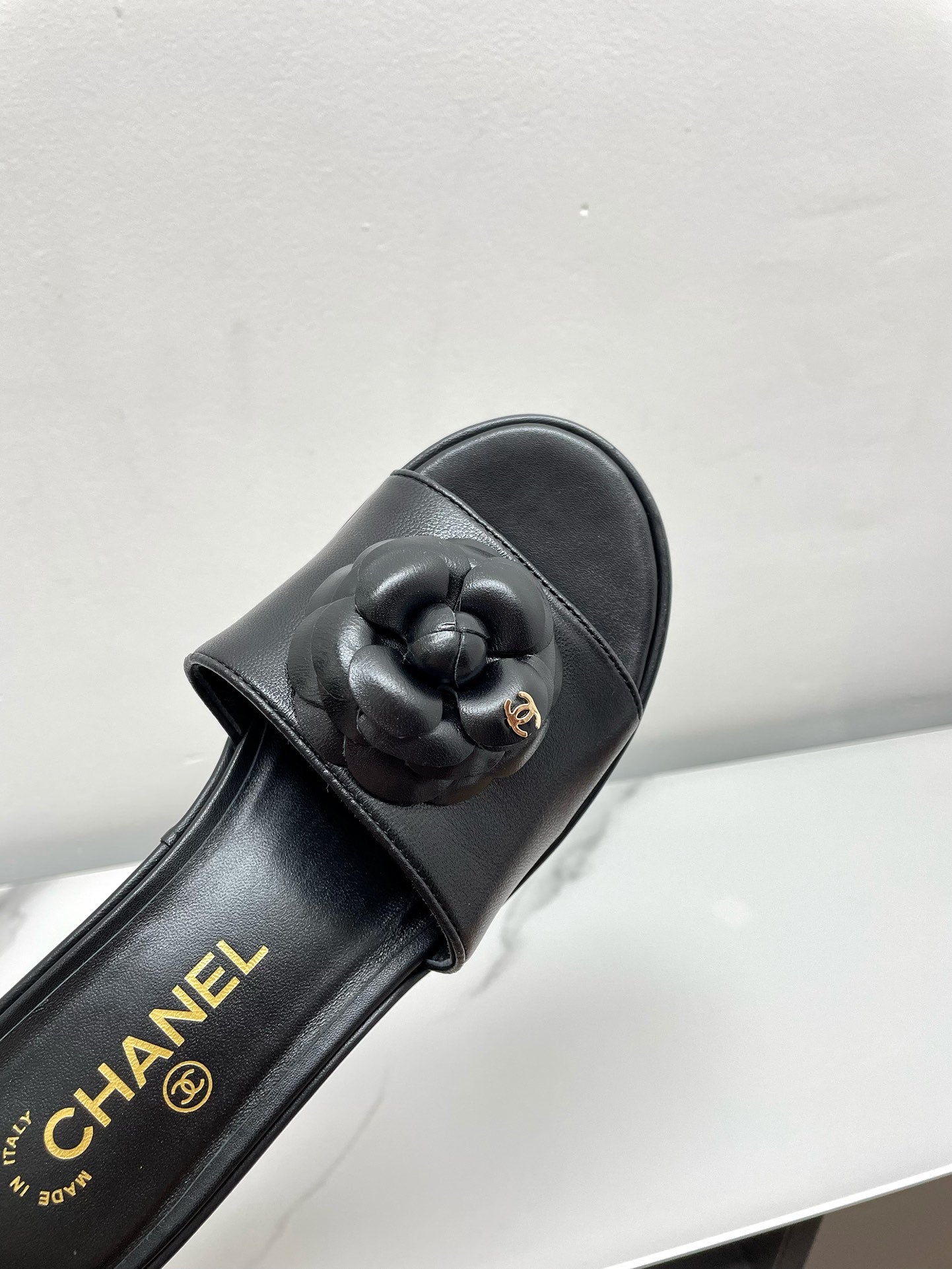 WEDGE PLATFORM BLACK LAMBSKIN WITH FLOWER