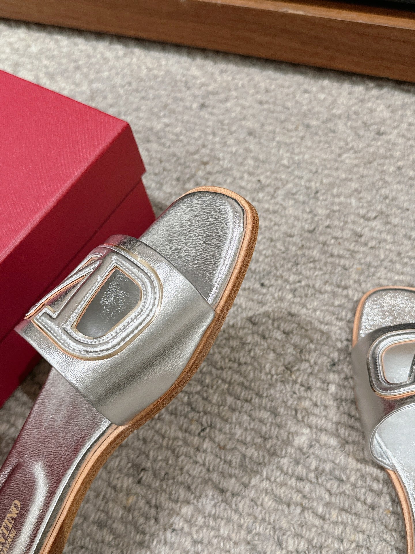 VLOGO CUT-OUT SILVER CALFSKIN SLIDE SANDAL