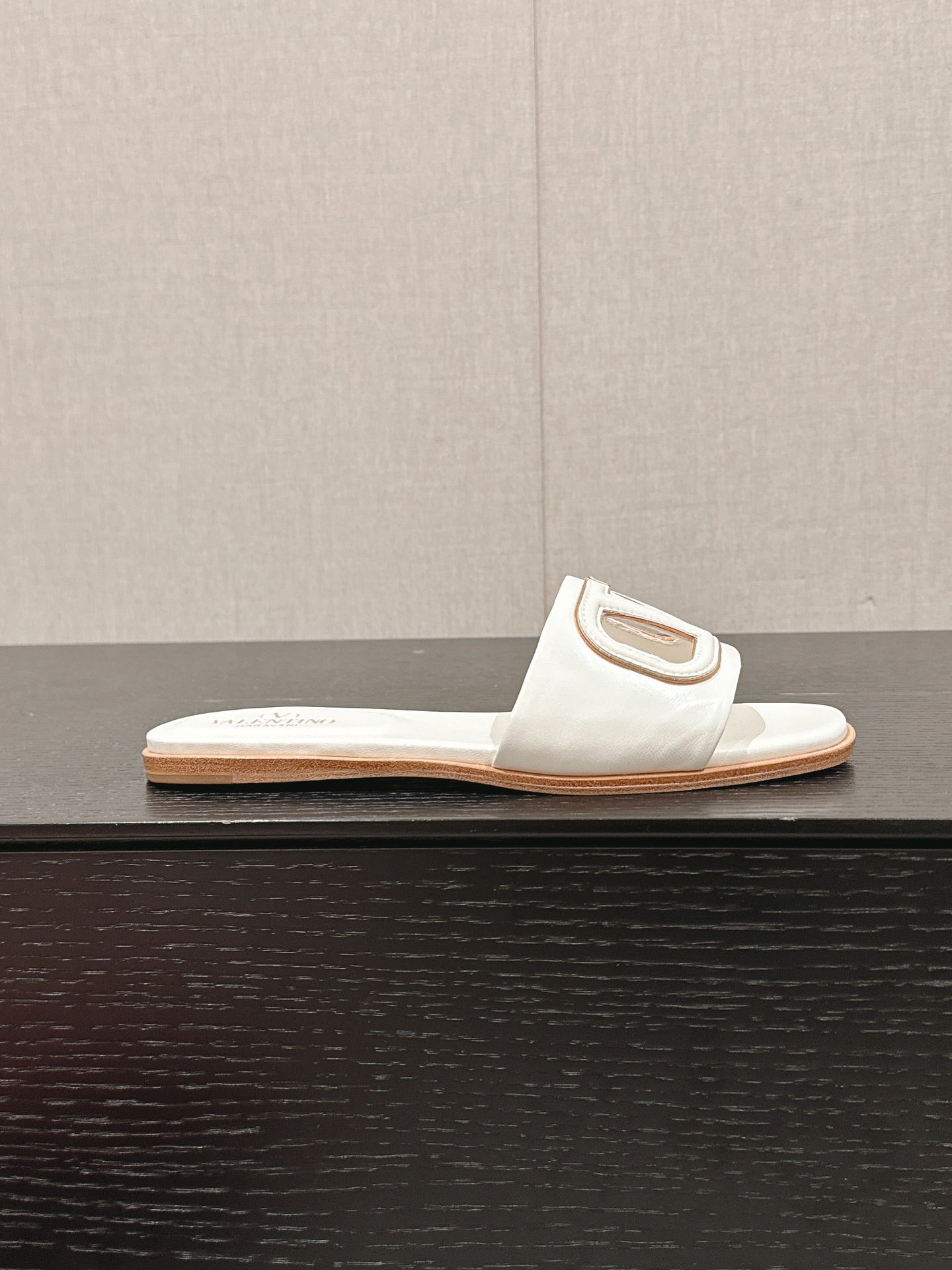 VLOGO CUT-OUT WHITE CALFSKIN SLIDE SANDAL