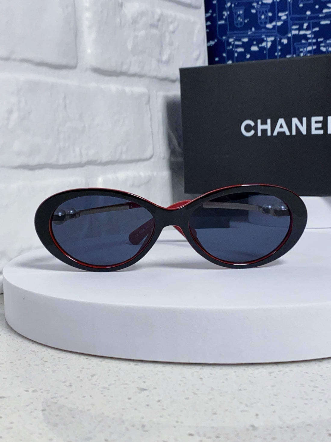 OVAL SUNGLASSES 640344 IN BLACK RED ACETATE METAL FRAME EMBOSSED PEARL