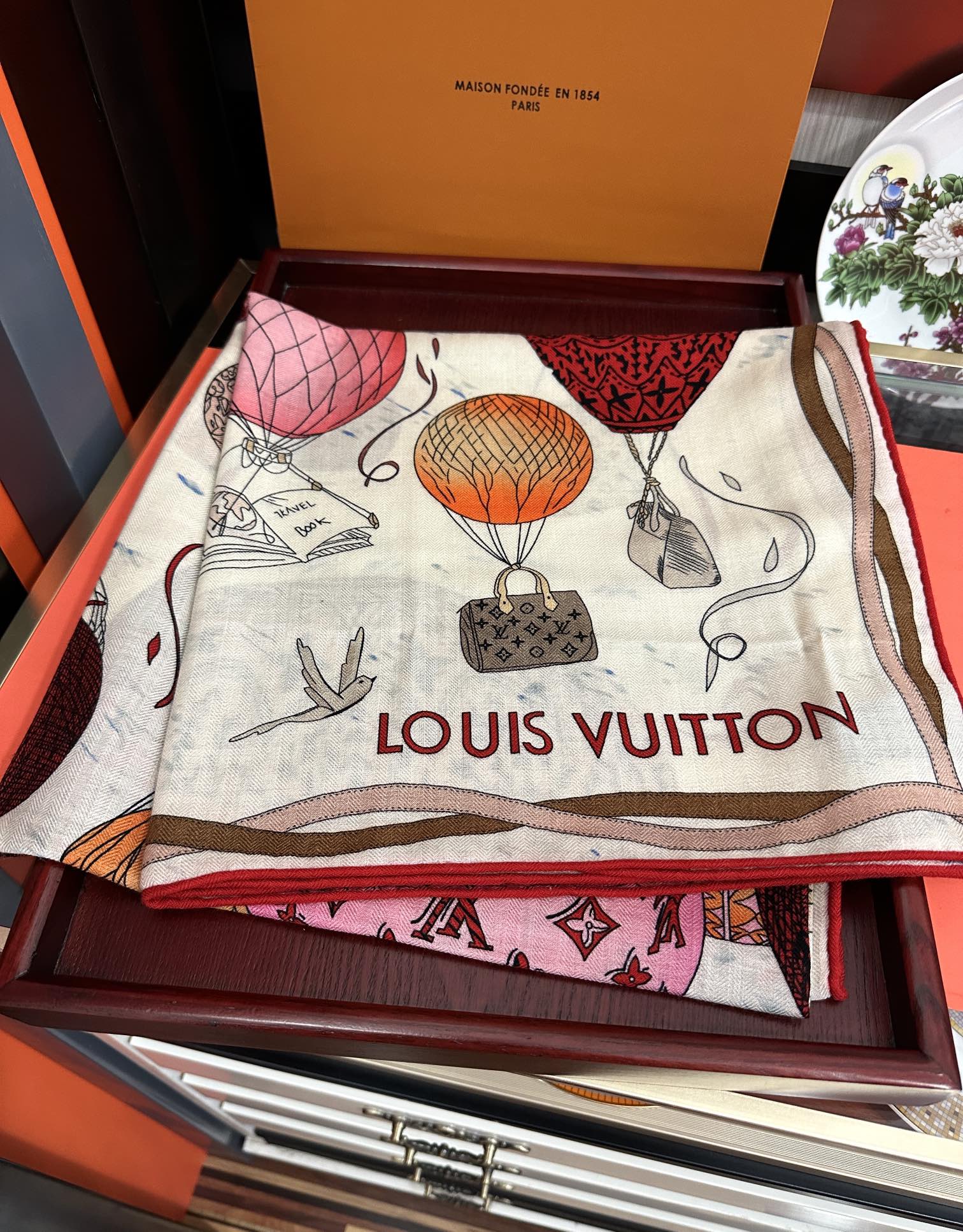 UP AND AWAY 140 CM SQUARE SILK SCARF COLORFUL 400072