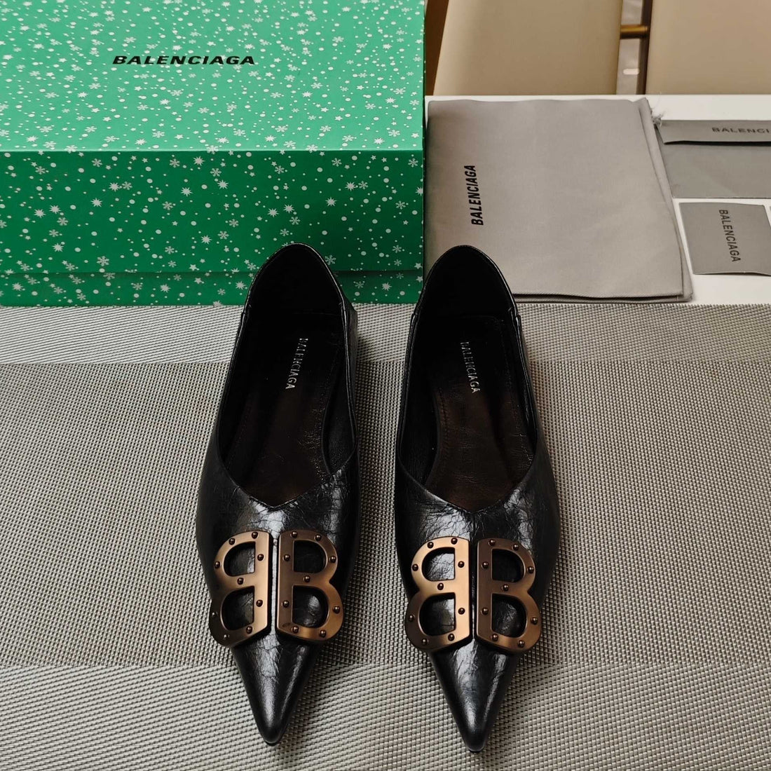 POINTED BALLET FLATS IN BLACK SHINY CRACKED SHEEPSKIN