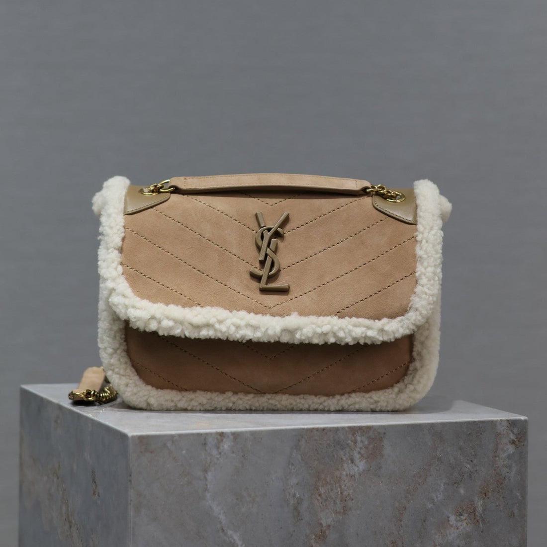 NIKI SMALL 22 IN CAMEL SUEDE AND WHITE SHEARLING