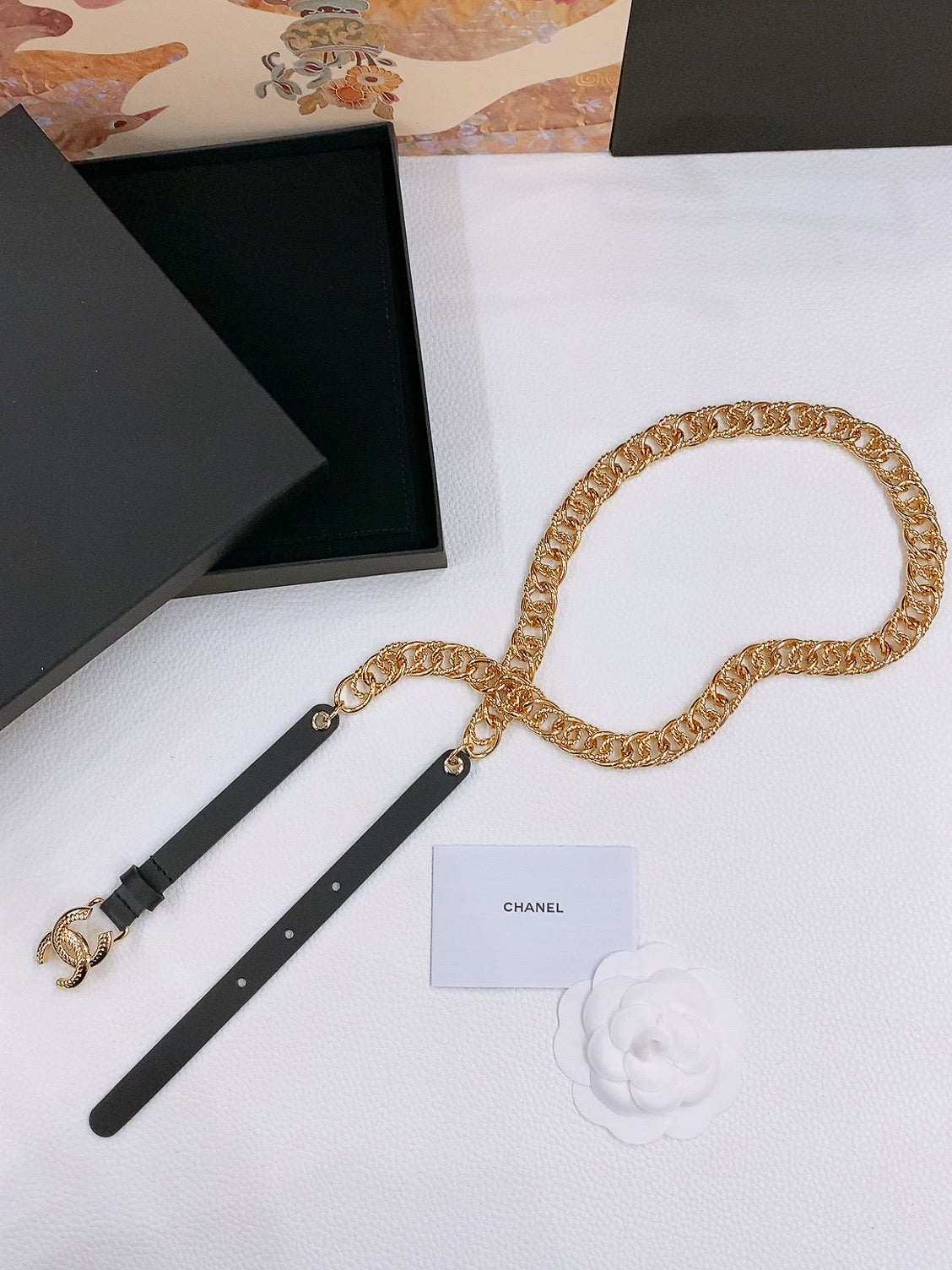 TWISTED GOLD CHAIN BELT IN GOLD METAL BLACK CALFSKIN GOLD BUCKLE